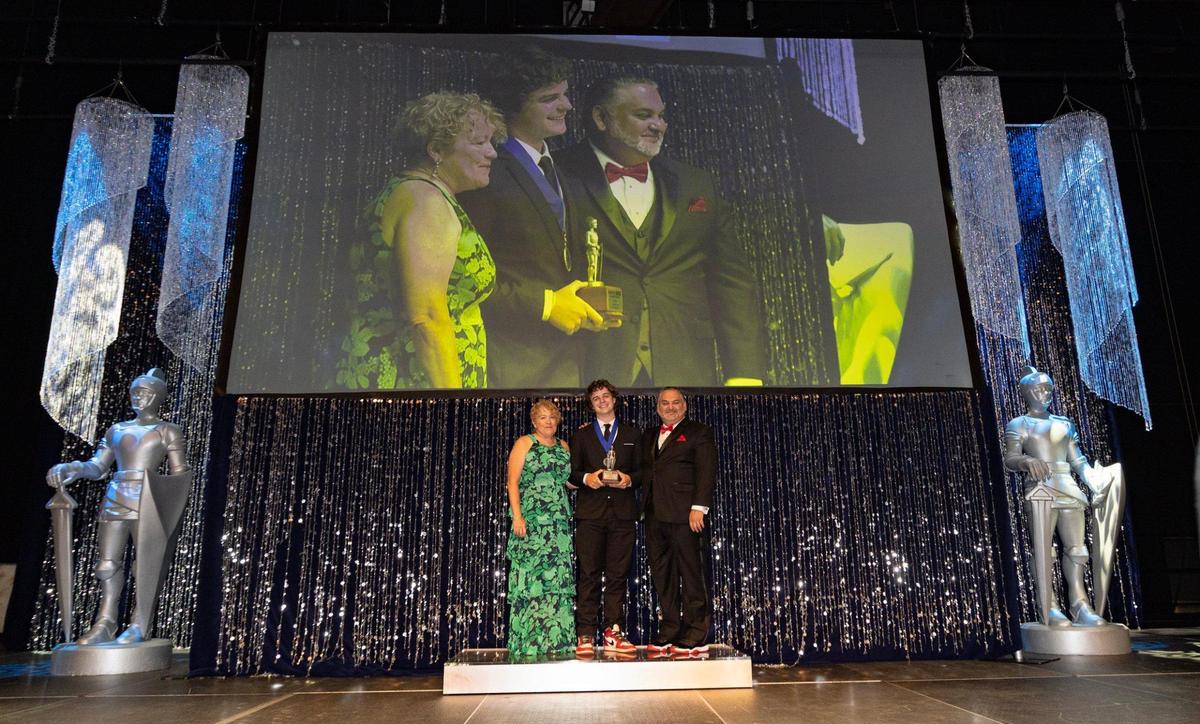 El ganador del Silver Knight Connor Dixon, en la categoría de Atletismo, de Coral Shores High School, es fotografiado con su premio junto a Dana Banker, editora ejecutiva, y Alex Mena, editor ejecutivo, durante la 67 ceremonia de entrega de los premios Silver Knight del Miami Herald y el Nuevo Herald en el James L. Knight Center, el miércoles 14 de mayo de 2025 en el downtown de Miami, Florida.
