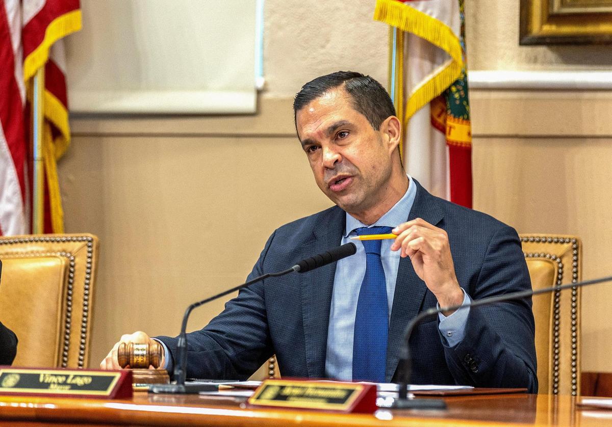 El alcalde de Coral Gables, Vince Lago, en la reunión de la Comisión el martes 12 de marzo de 2024.