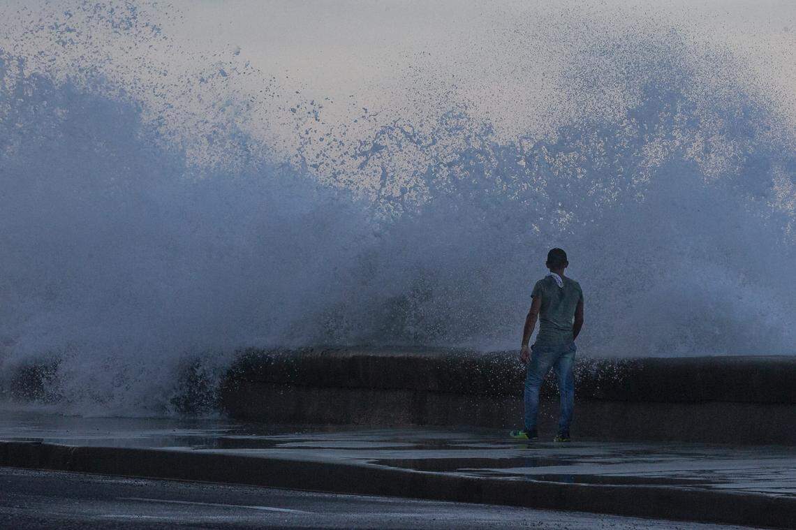 During the fall and winter season cold fronts often drench the Malecón with high waves.