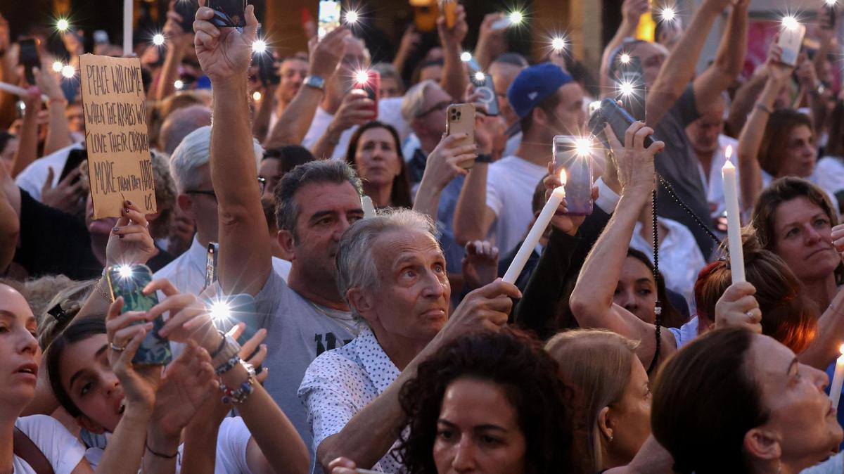 MANIFESTANTES Y simpatizantes judíos sostienen carteles y velas en apoyo a Israel y su guerra contra Hamás y la liberación de los rehenes.