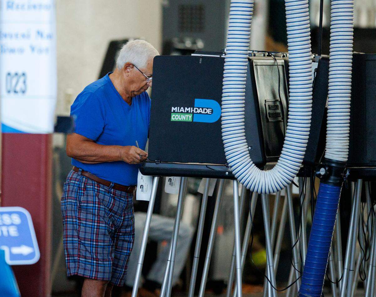 Un elector emite su voto durante las elecciones primarias de la Florida en el Departamento de Bomberos de Miami Beach - Estación 3, el martes 23 de agosto de 2022, en Miami Beach, Florida.