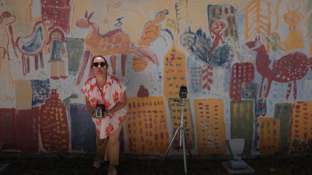 Clara Toro, artista de Bakehouse Art Complex, es fotografiada cerca de un mural de Purvis Young que está en proceso de restauración en Miami, Florida, el jueves 14 de julio de 2022.