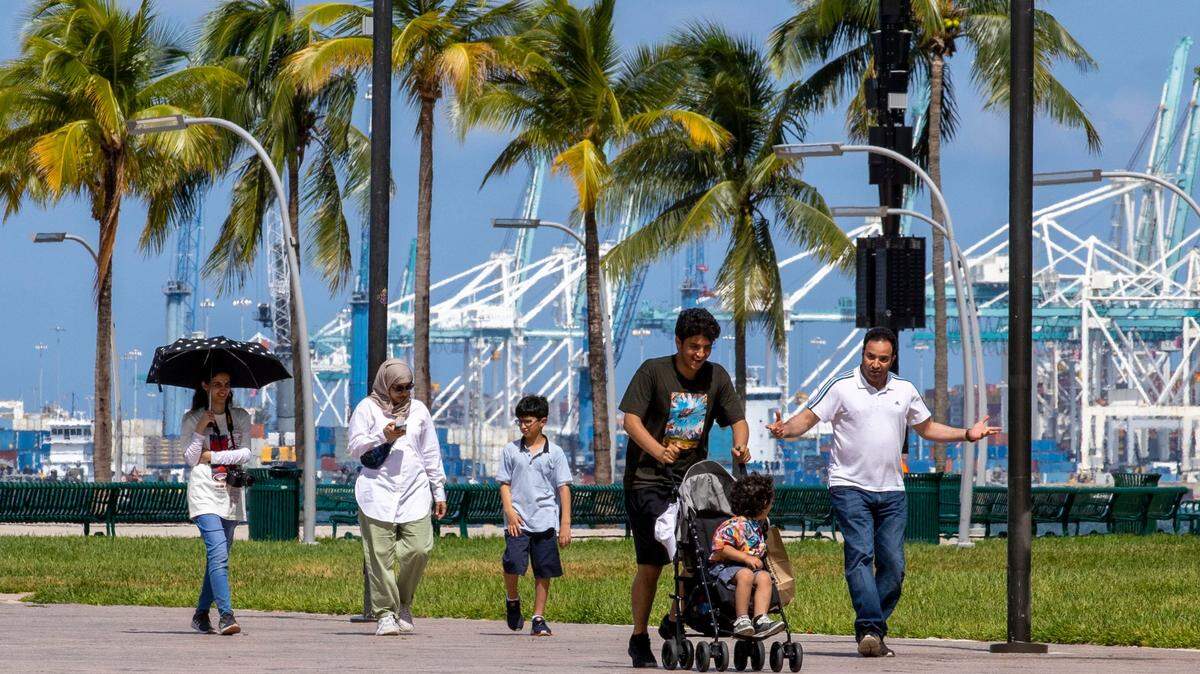 Peatones en Bayfront Park, en el downtown de Miami.