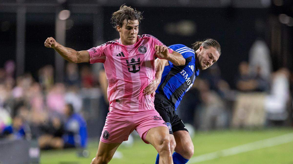 El mediocampista del Inter Miami Benjamin Cremaschi (izq.) y Samuel Piette, de Montreal, compiten por el balón en la segunda mitad del partido de la MLS en el Chase Stadium, el 28 de mayo de 2025, en Fort Lauderdale, Florida.