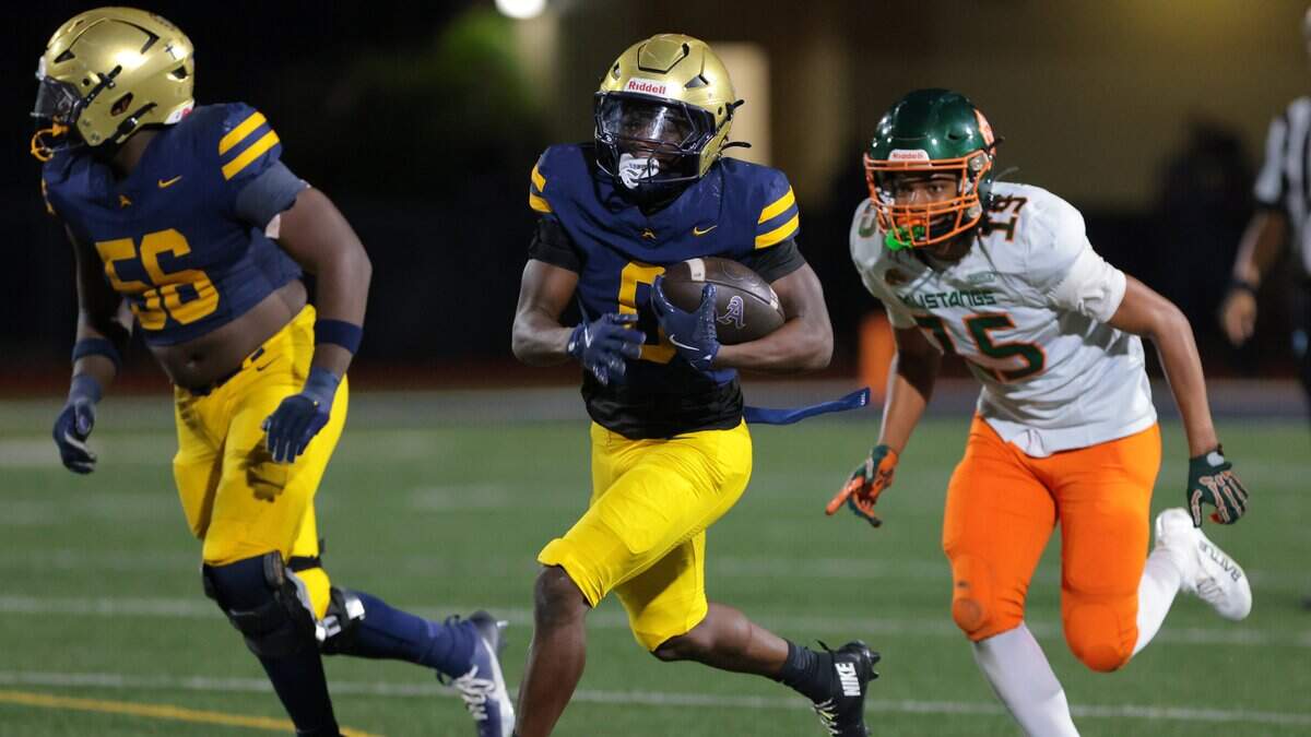 St. Thomas Aquinas running back Virgil Lemons (0) carries the football against McArthur during the second quarter of a Region 4-5A final football playoff game at St. Thomas Aquinas High School on Friday, Nov. 28, 2025, in Fort Lauderdale, Fla.