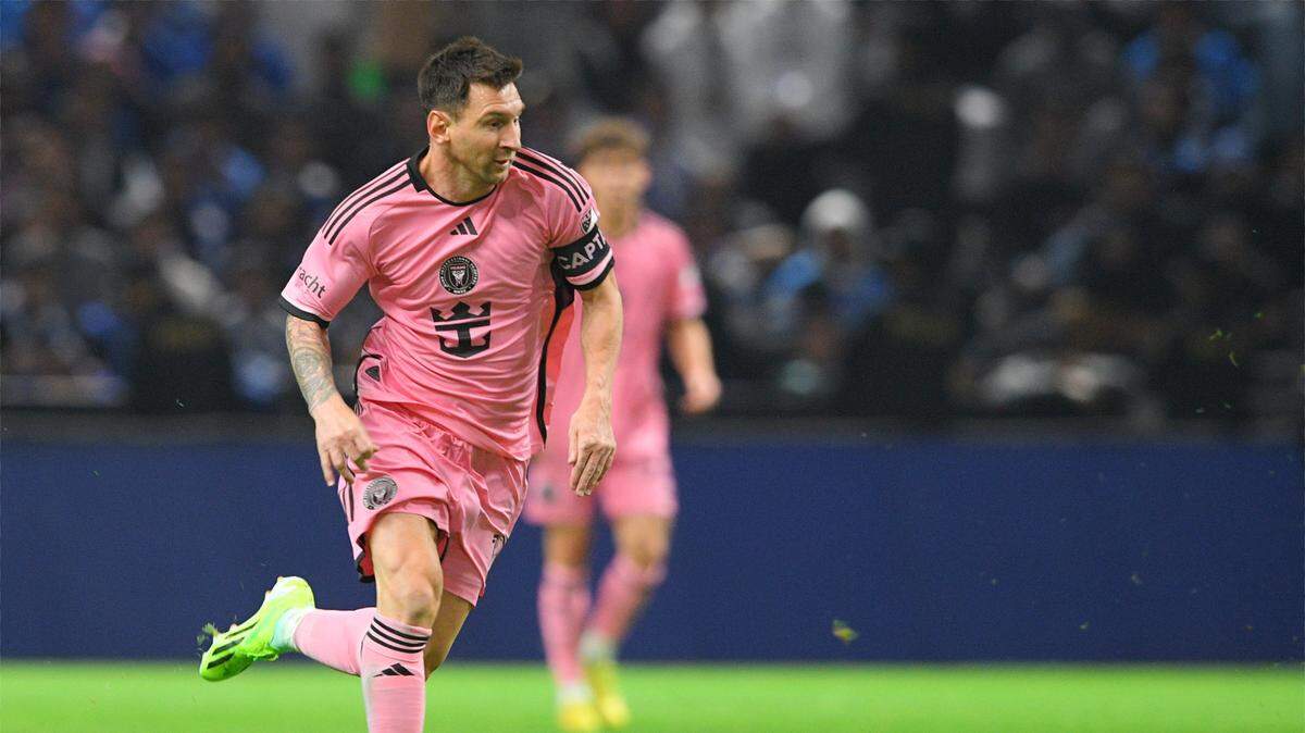 El delantero del Inter de Miami Lionel Messi (10) conduce el balón en el partido contra el Al-Hilal SFC el 29 de enero de 2024; en Kingdom Arena, Riad, Arabia Saudí