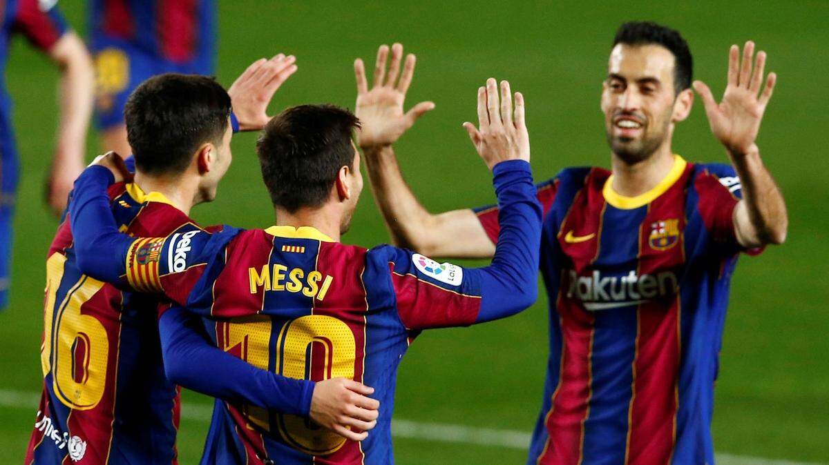 El delantero del FC Barcelona Leo Messi (C) celebra con Pedri (izq.) y Sergio Busquets (der.) después de anotar contra el Getafe CF durante un partido de la liga española en el estadio Camp Nou de Barcelona, España, el 22 de abril de 2021. Messi y Busquets pueden reunirse de nuevo en el Inter Miami.