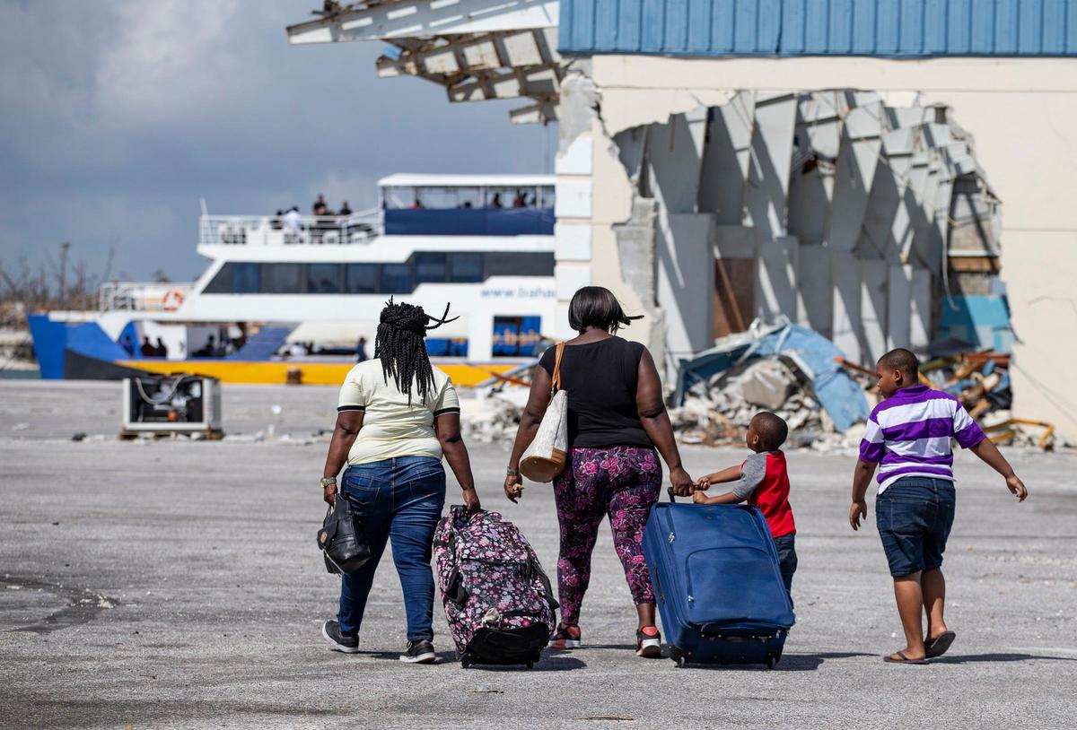 Evacuados caminan hacia un ferry en Ábaco el viernes 6 de septiembre de 2019.