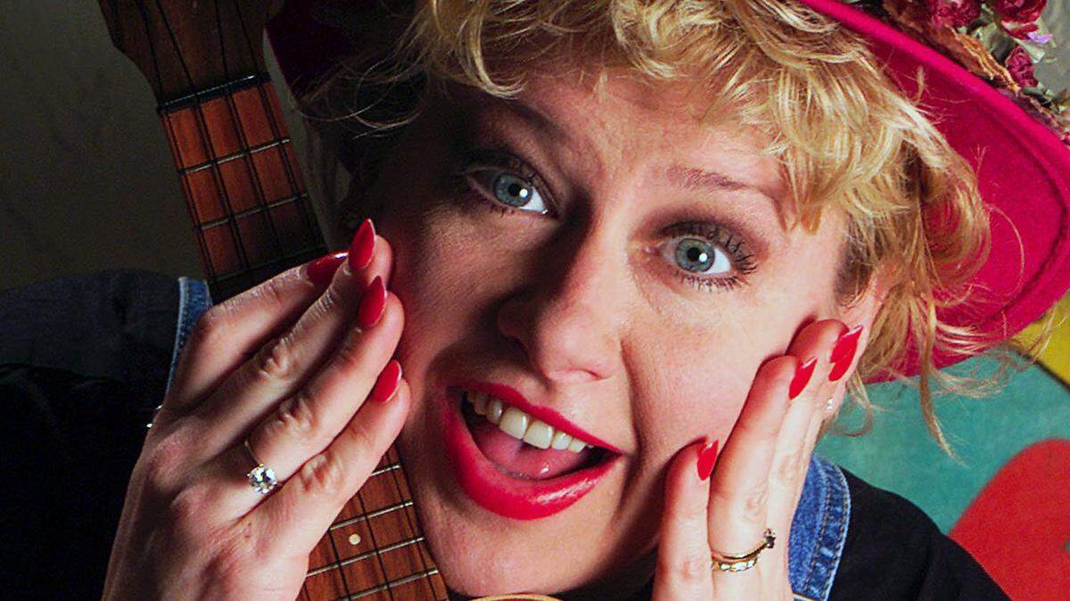 2/17/00 Al Diaz/Herald staff--Actress Victoria Jackson with her ukulele at her forner home in South Florida.