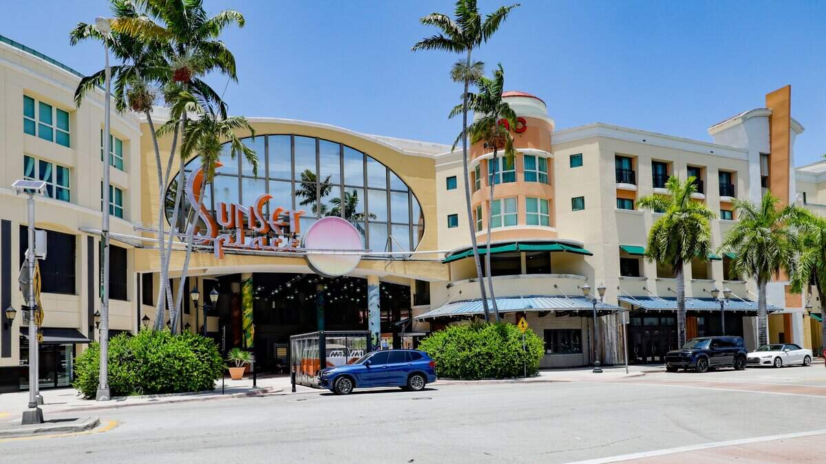 Vista exterior de The Shops at Sunset Place el miércoles 15 de julio de 2026, en South Miami, Florida. The Shops at Sunset Place en South Miami será demolido para dar paso a un nuevo desarrollo que incluirá torres residenciales, un hotel, oficinas, un teatro y restaurantes.