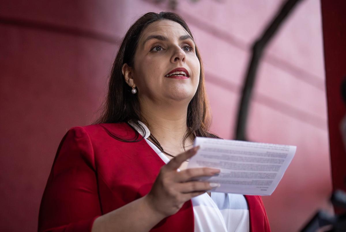 Tras ser acusada de fraude sanitario, la concejala suspendida Angélica Pacheco habla afuera del Ayuntamiento de Hialeah afirmando su inocencia, el martes 25 de junio de 2024 en Hialeah, Florida. El gobernador Ron DeSantis suspendió a Pacheco ese mismo día.