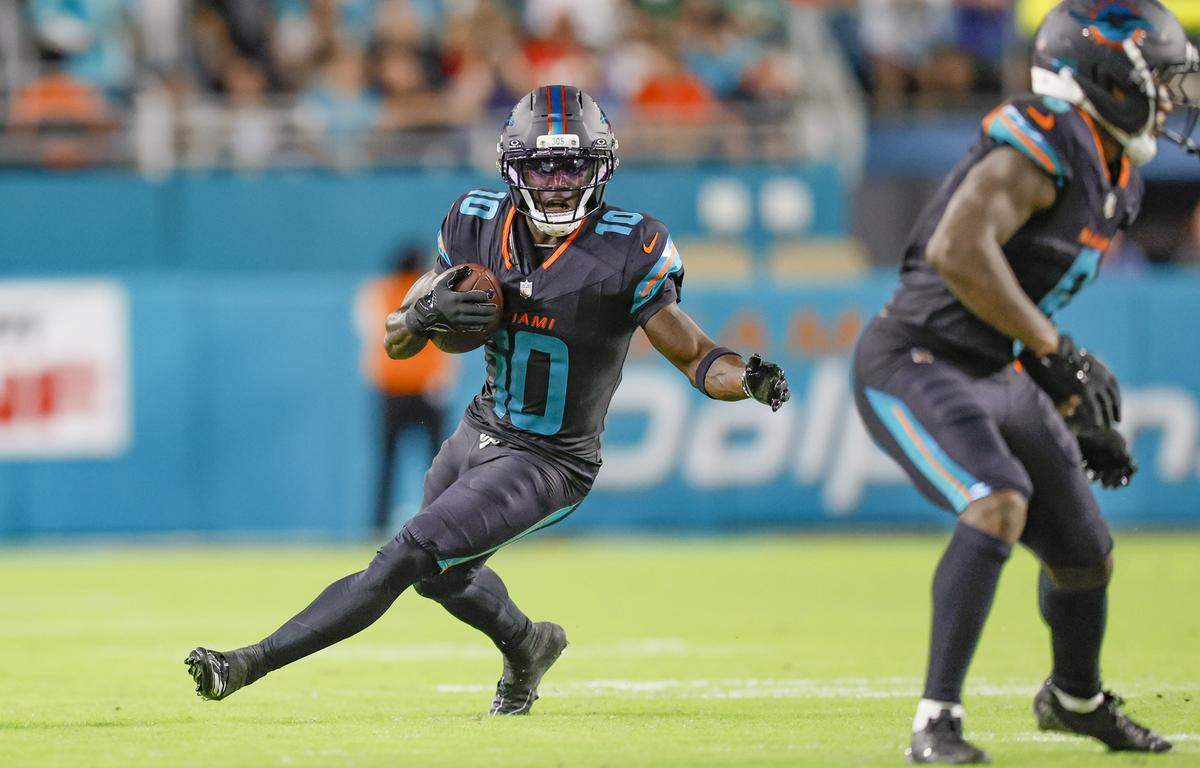 Miami Dolphins wide receiver Tyreek Hill (10) on a pass receptipn in the first half in an NFL game against the New York Jets at Hard Rock Stadium in Miami Gardens, Florida, on Monday, September 29, 2025. 