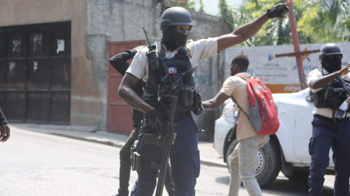 Angry Haitians in Canape Vert armed themselves with machetes and took to the streets Wednesday, March 19, 2025 to protest the assaults and lack of response from the country’s authorities. Protesters tried to demonstrate in front of the prime minister’s office but were met by police.
