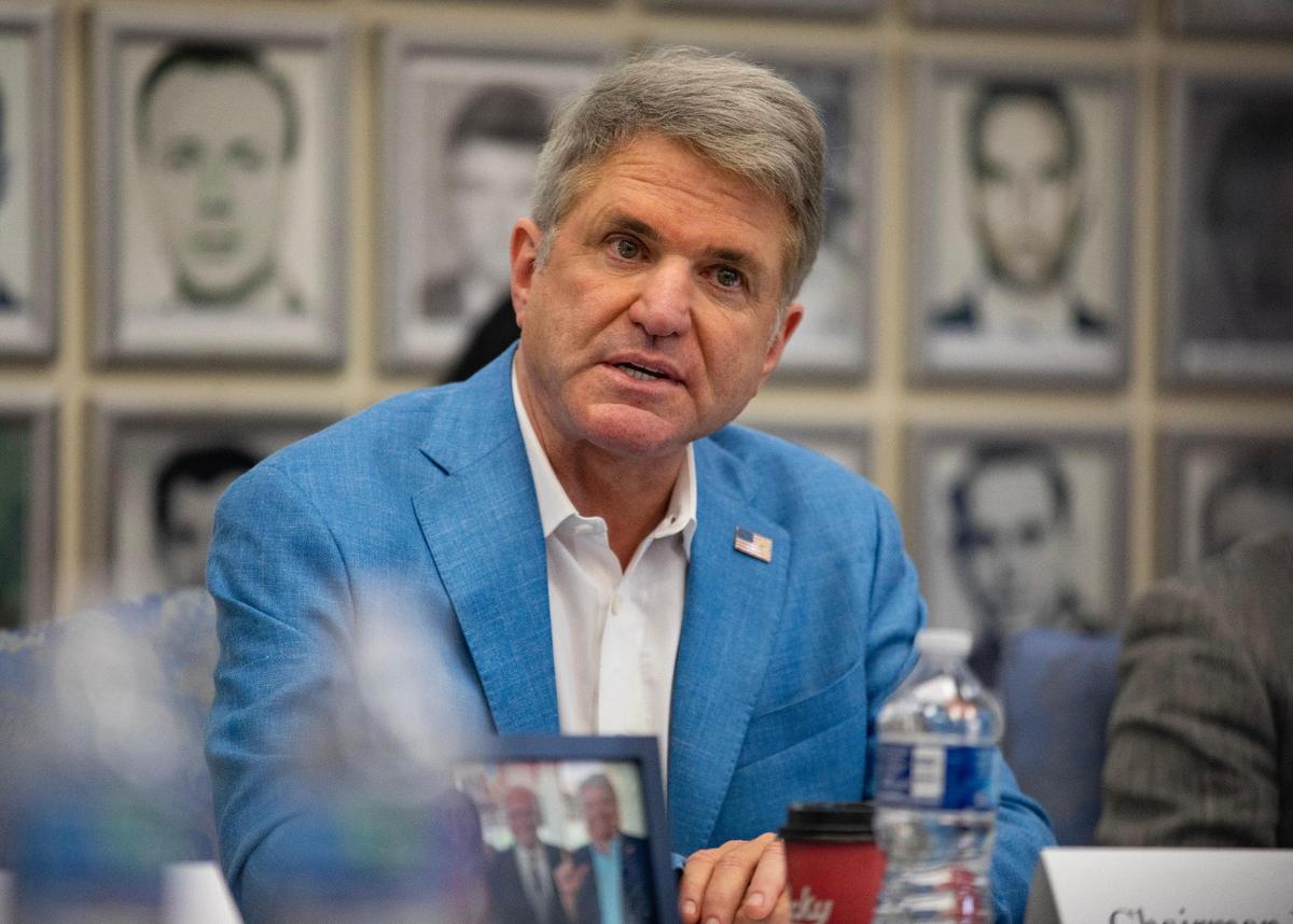 El representante Michael McCaul habla durante una mesa redonda entre funcionarios electos y activistas cubanos sobre los presos políticos en el Museo de la Briagada de Asalto 2506 el lunes 10 de julio de 2023 en Hialeah Gardens, Florida.