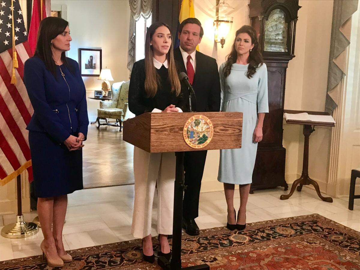 (De izquierda a derecha): la vicegobernadora de la Florida, Jeanette Núñez; Fabiana Rosales (ante el micrófono), esposa del presidente interino venezolano Juan Guaidó; el gobernador Ron DeSantis y la primera dama de la Florida, Casey DeSantis, en una conferencia de prensa en la mansión del gobernador en Tallahasse el martes 2 de abril del 2019.