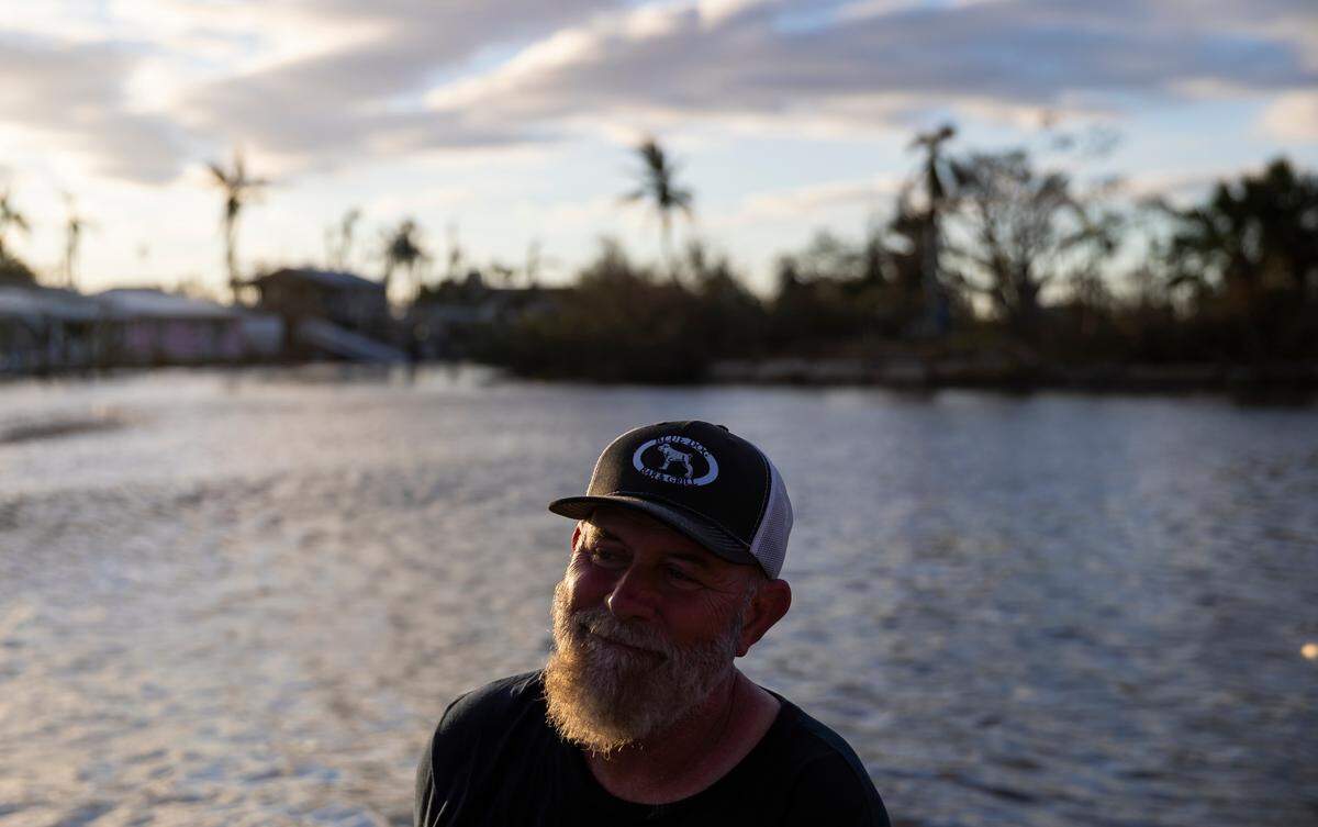 John Lynch, de 59 años, propietario de Blue Dog Bar & Grill, es trasladado por los bomberos a Matlacha el jueves 29 de septiembre de 2022, en Matlacha, la Florida. El huracán Ian tocó tierra en la costa del suroeste de la Florida como una tormenta de categoría cuatro el miércoles por la tarde, dejando las zonas afectadas con calles inundadas, árboles caídos y escombros dispersos.