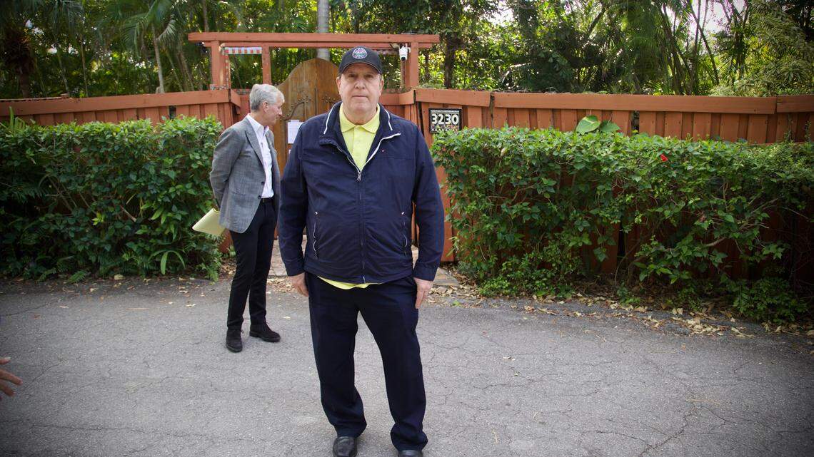 El comisionado de Miami Joe Carollo sale de su casa para hablar con los reporteros frente a su residencia en Coconut Grove, el viernes 2 de febrero de 2024. El Servicio Federal de Alguaciles actuó para confiscar la propiedad de Carollo después de que perdiera un juicio civil federal en el que se le acusaba de hacer un uso indebido de su cargo público.