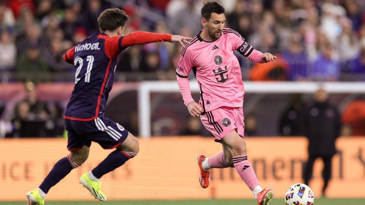 El astro del Inter Miami CF Lionel Messi (10) se dispone a patear el balón ante el delantero de la Revolución Nacho Gil (21) este 27 de abril de 2024; en el Gillette. Stadium, en Foxborough, Massachusetts.