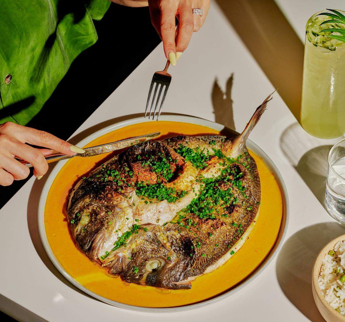 La dorada del restaurante Maty's, en Midtown Miami, es la 'estrella' del menú, según la chef Valerie Chang.