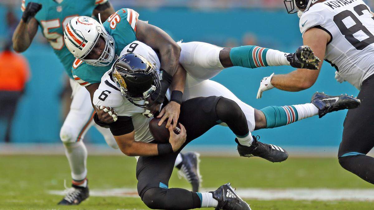 Miami Dolphins defensive end Charles Harris (90) sacks Jacksonville Jaguars quarterback Cody Kessler (6) in the first quarte as the Miami Dolphins host the Jacksonville Jaguars at Hard Rock Stadium in Miami Gardens on Sunday, December 23, 2018.