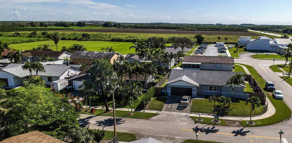 Vista de un barrio residencial junto a extensos campos de cultivo, ubicado en 26100 SW 112th Ave, Homestead, que forma parte de un plan para ampliar el límite de desarrollo urbano, transformando tierras agrícolas en un parque industrial de 9 millones de pies cuadrados cerca de Homestead. La fotografía fue tomada el miércoles 29 de septiembre de 2021.