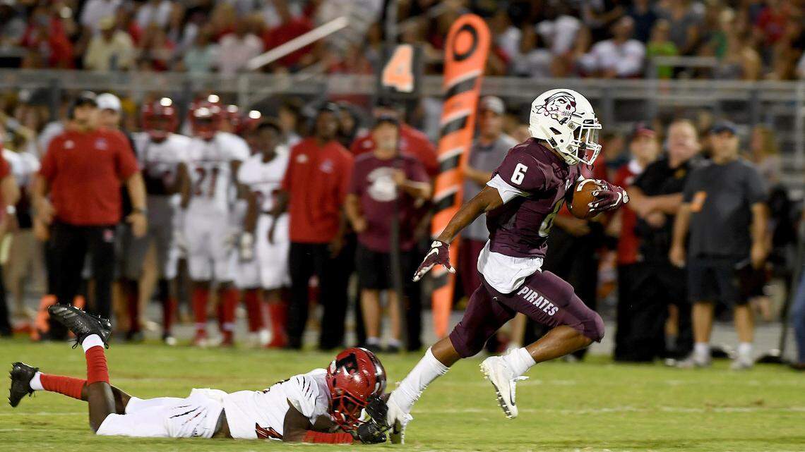 After running for more than 2,100 yards, Braden River High star makes college commitment