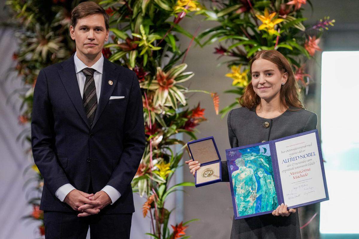 FOTO PRINCIPAL - Ana Corina Sosa, hija de la líder opositora venezolana María Corina Machado, recibe el Premio Nobel de la Paz en nombre de su madre de manos del presidente del Comité Noruego del Nobel, Jorgen Watne Frydnes, durante la ceremonia de entrega del Premio Nobel de la Paz en el Ayuntamiento de Oslo, el 10 de diciembre de 2025, en Oslo, Noruega. 