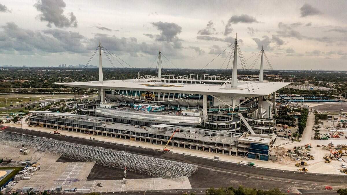 Vista de la construcción del edificio “Pit/Paddock” para la próxima carrera de Fórmula Uno fuera del Hard Rock Stadium.