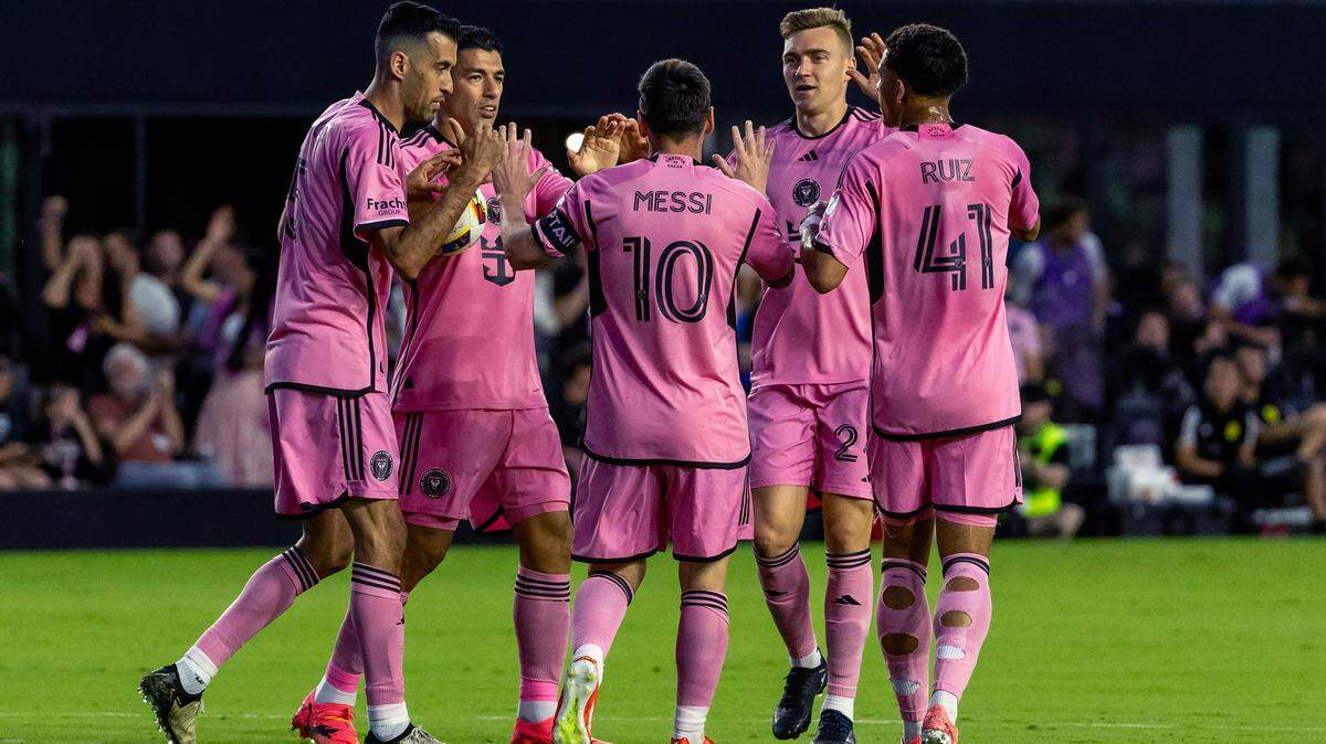 El delantero del Inter Miami Lionel Messi (10) celebra con sus compañeros de equipo después de anotar un gol en la primera mitad de un partido de la MLS contra Nashville SC en el Chase Stadium el sábado 20 de abril de 2024 en Fort Lauderdale, Florida.