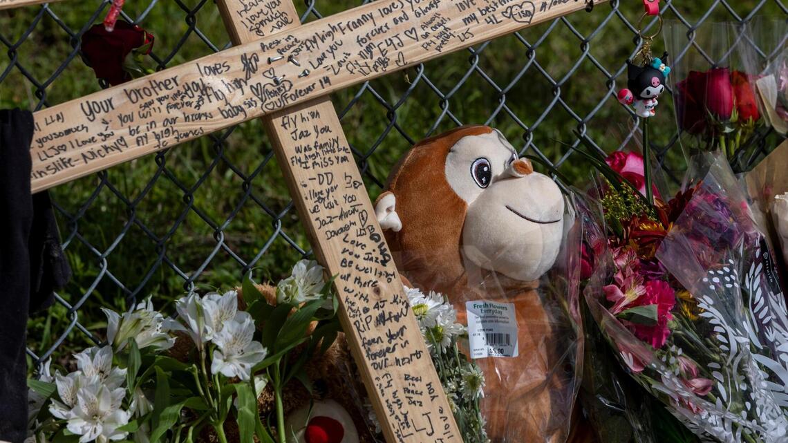 Friends and community pay respects to Kendall teens who died in crash