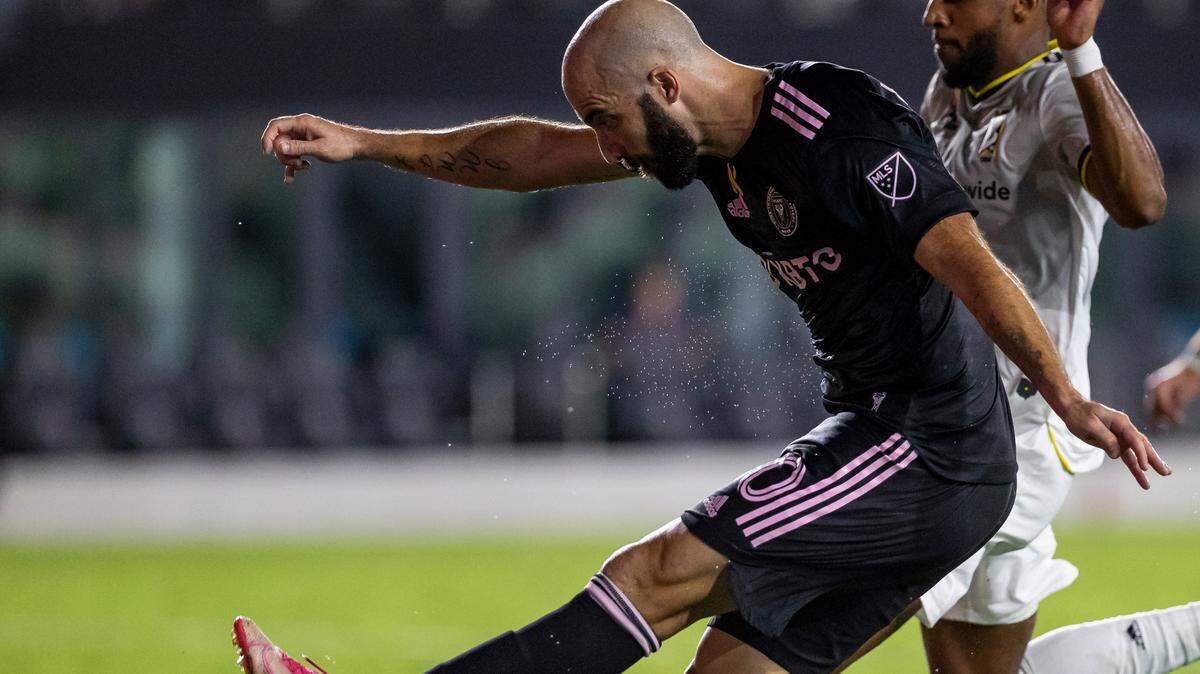 El delantero del Inter Miami Gonzalo Higuaín (10) anota contra el Columbus Crew el pasado 13 de septiembre de 2022, en Fort Lauderdale. Este viernes 30 volvió a marcar para darle el triunfo a su equipo 1-0 en Toronto.