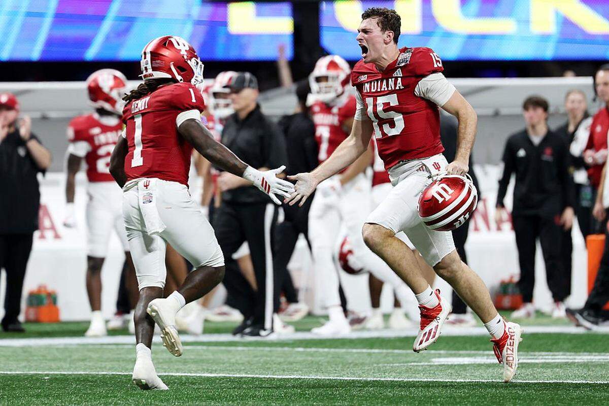 ATLANTA, GEORGIA - JANUARY 09: Fernando Mendoza #15 of the Indiana Hoosiers celebrates a touchdown pass against the Oregon Ducks during the second quarter in the 2025 College Football Playoff Semifinal at the Chick-fil-A Peach Bowl at Mercedes-Benz Stadium on January 09, 2026 in Atlanta, Georgia. (Photo by Stacy Revere/Getty Images)