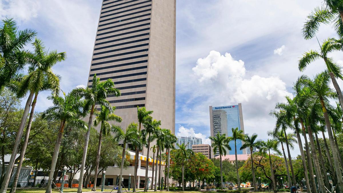 Cuando abra el Centro de Gobierno de West Dade, el Condado Miami-Dade trasladará algunas oficinas desde su complejo central en el downtown de Miami, el Centro Stephen P. Clark, así como de espacios alquilados en todo el condado.