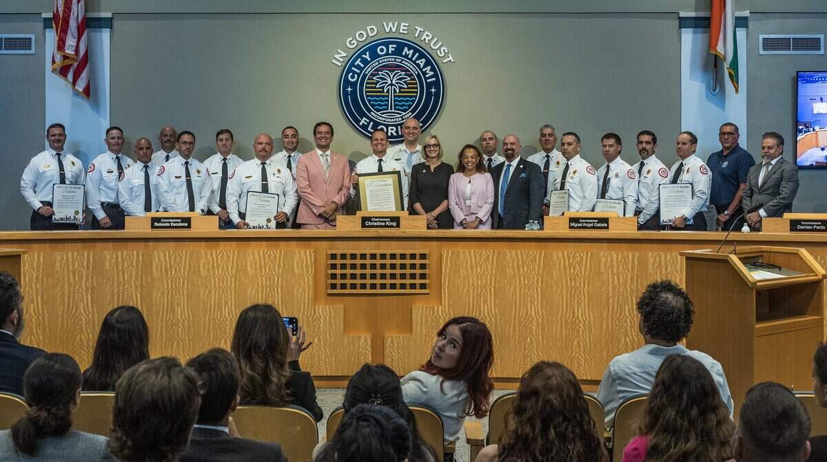 City of Miami Fire-Rescue Department que se desplegaron como parte de Florida Task Force 2, sirviendo en USA-11 en apoyo de la respuesta internacional de búsqueda y rescate urbano tras los devastadores terremotos gemelos de Venezuela, fueron reconocidos por la alcaldesa Eileen Higgins y la Comisión de la Ciudad por su trabajo representando a Miami, durante una sesión de la Comisión, en el Ayuntamiento, el jueves 09 de julio de 2026.