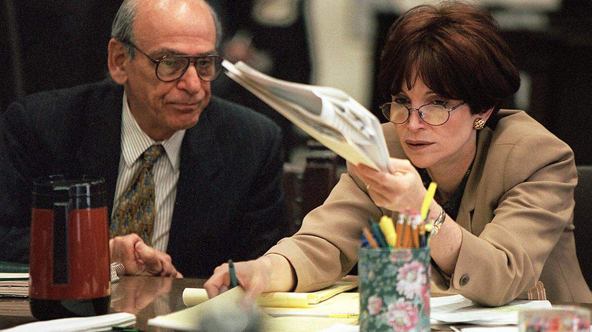 Stanley and Susan Rosenblatt discuss second-day jury selection in the class action trial against the nation’s largest tobacco companies in Miami on Dec. 20, 1999. Susan Rosenblatt died Sunday, Nov. 14, 2021, at the age of 70.