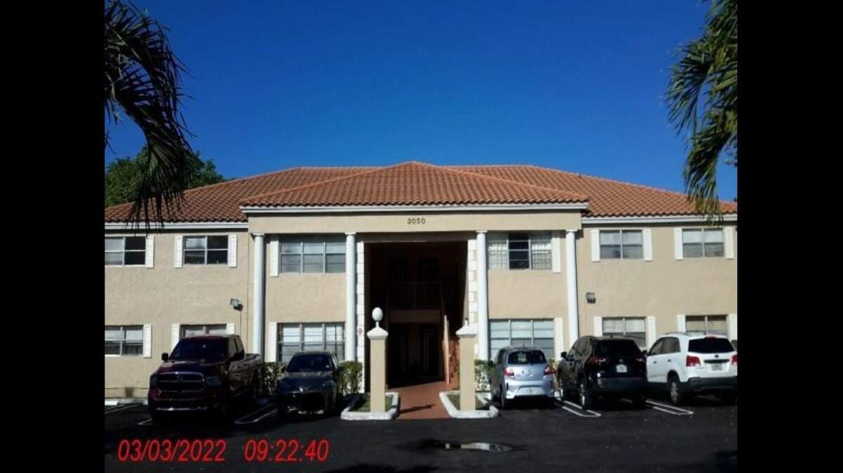 Este edificio de apartamentos de ocho unidades en 3050 Coral Springs Dr., comprado por Property Income Investors en 2019, se vendió el 31 de marzo en una liquidación tras la sentencia de junio contra PII, el corredor sin licencia Anthony Nicolosi y el jefe de PII Larry Brodman.