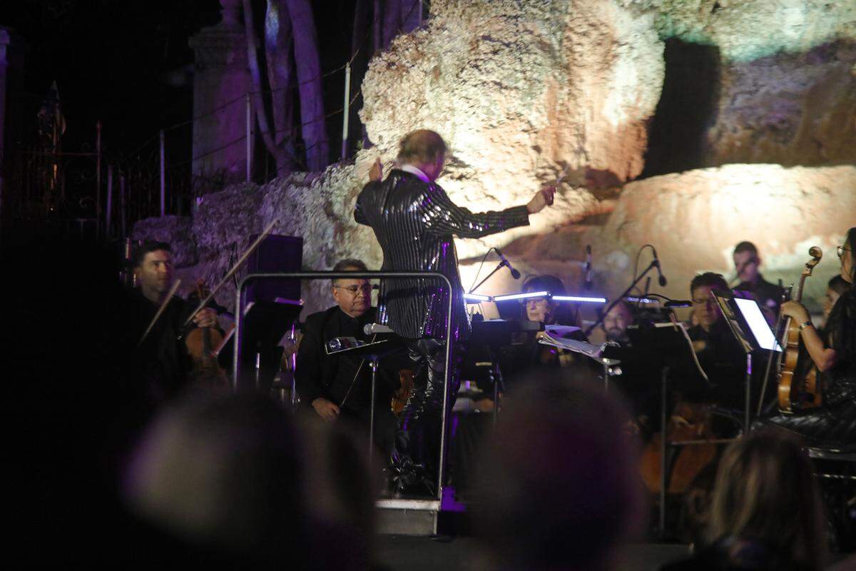 Maestro Eduardo Marturet leads the Miami Symphony Orchestra during Coral Gables’ centennial concert at the soon-to-reopen Venetian Pool to celebrate the city’s 100th anniversary on Sunday, Dec. 7, 2025, in Coral Gables, Florida.