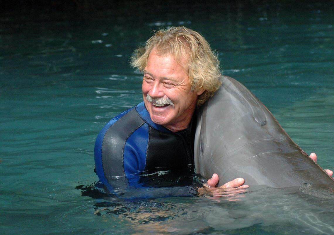 ”Flipper” star Luke Halpin greets Onyx, one of the dolphins who lives in the Flipper Lagoon at the Miami Seaquarium, in 2004. Halpin and fellow “Flipper” co-star Tom Norden returned to the Seaquarium in Miami to celebrate the 40th anniversary of their show, parts of which were filmed in the same pool.