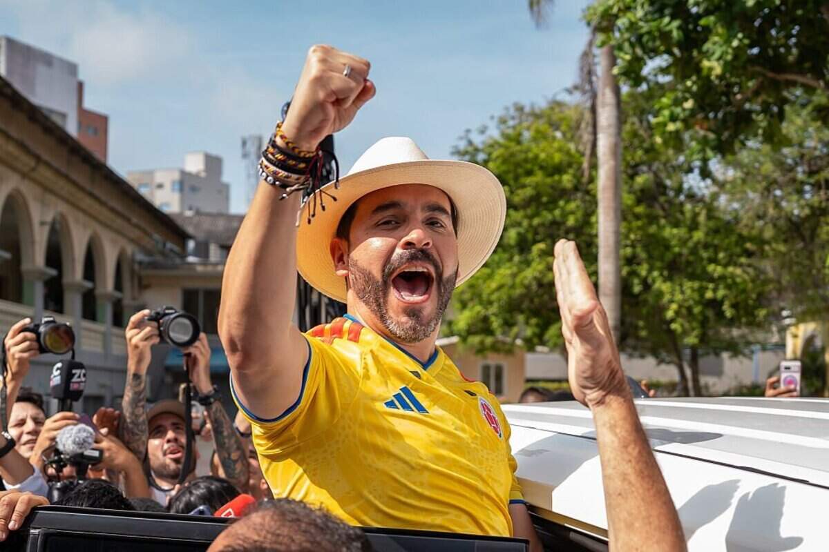 BARRANQUILLA, COLOMBIA - JUNE 21: Abelardo de la Espriella, candidate for the Salvación Nacional party waves supporters after casting his vote during the 2026 presidential runoff in Colombia on June 21, 2026 in Barranquilla, Colombia. Ivan Cepeda, candidate for the Pacto Historico party and Abelardo de la Espriella, candidate for the Salvación Nacional, face in a tight runoff to rule Colombia from 2026 to 2030. According to the surveys, de la Espriella leads the election. (Photo by Leonardo Castañeda/Getty Images)