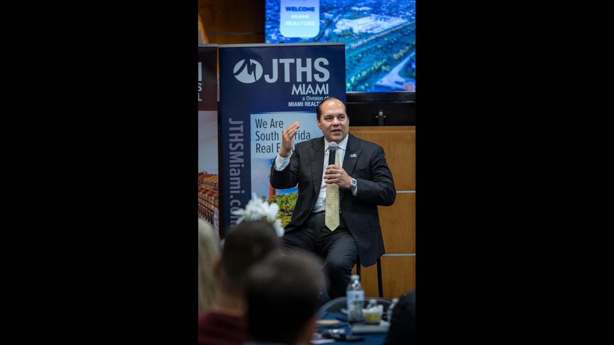 El administrador municipal Rafael G. Casals habla a los agentes inmobiliarios en una reunión de la Asociación de Agentes Inmobiliarios de Miami en Cutler Bay el 16 de noviembre de 2022.