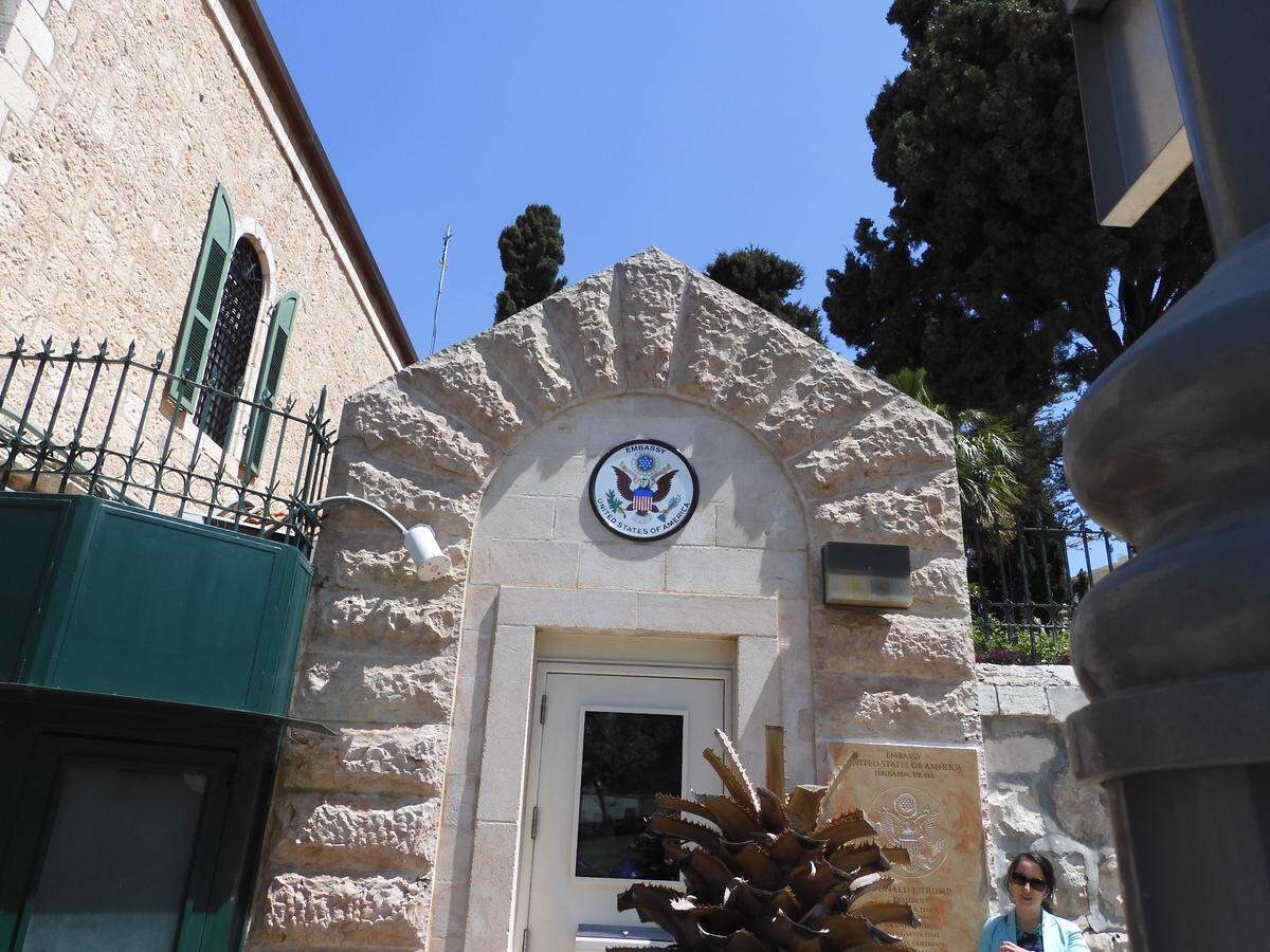 After going through a security check at the street entrance of an annex to the U.S. Embassy, people attending a meeting of the Florida Cabinet in Jerusalem were led to a room that used to be the chapel of a monastery.