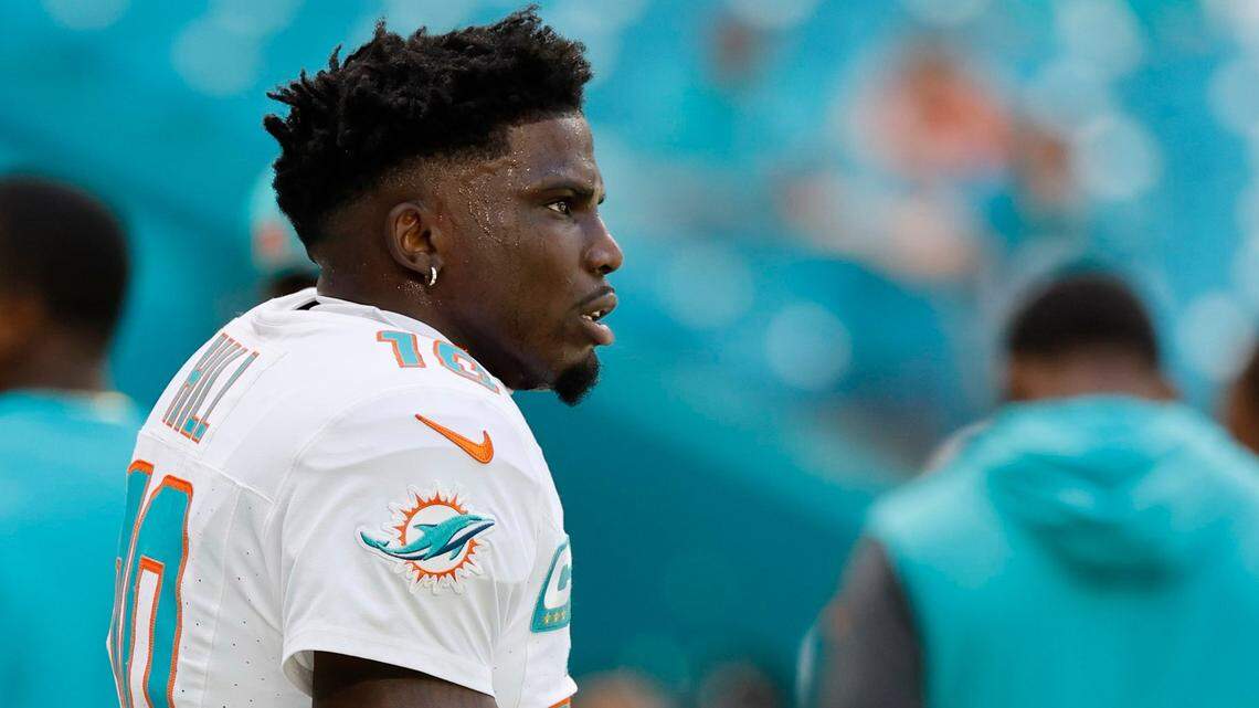 Officers investigated after Miami Dolphins’ Tyreek Hill detained before season opener