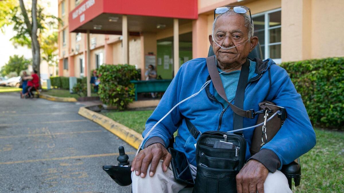 Juan Salazar, de 77años afuera de de su apartamento en La Pequeña Habana el 5 de febrero de 2022. Salazar explicó que su afiliación partidista fue cambiada de demócrata a republicano sin su consentimiento.