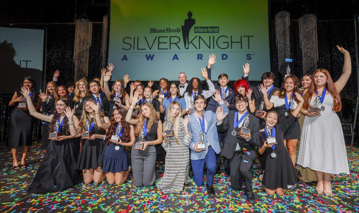 Los ganadores de los Premios Silver Knight celebran sobre el escenario en la entrega de los galardones del Miami Herald y el Nuevo Herald, efectuada el 12 de mayo de 2026 en el James L. Knight Center en Miami, Florida.