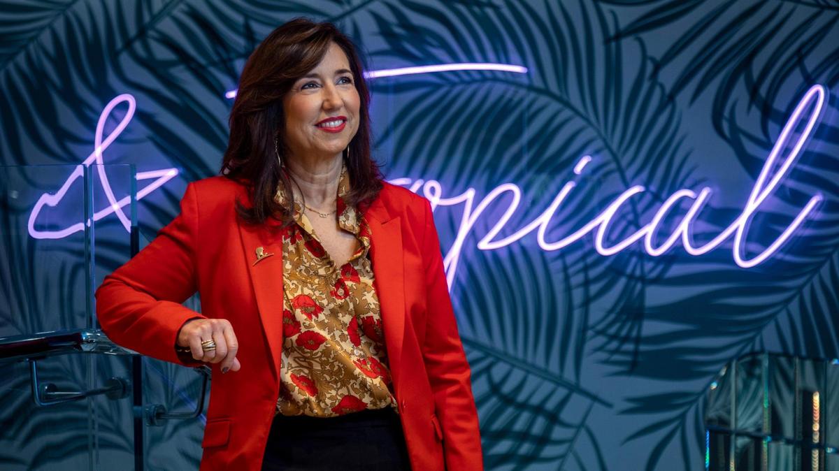 La presidenta de Carnival Cruise Line, Christine Duffy, fotografiada en la cubierta 8 de Celebration, el barco más nuevo de Carnival el 21 de noviembre de 2022 en Miami.