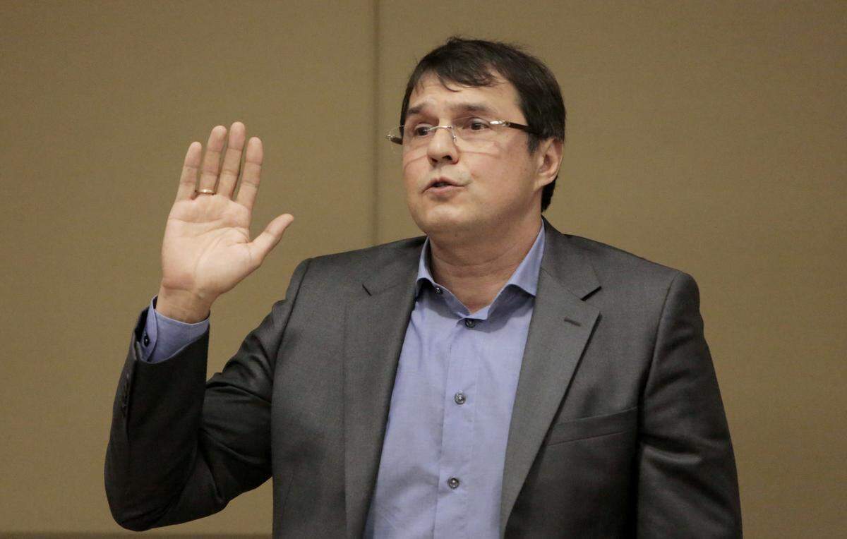 Vadim Nestscheret testifies in Miami-Dade court during a lawsuit involving Sergey Danilochkin.