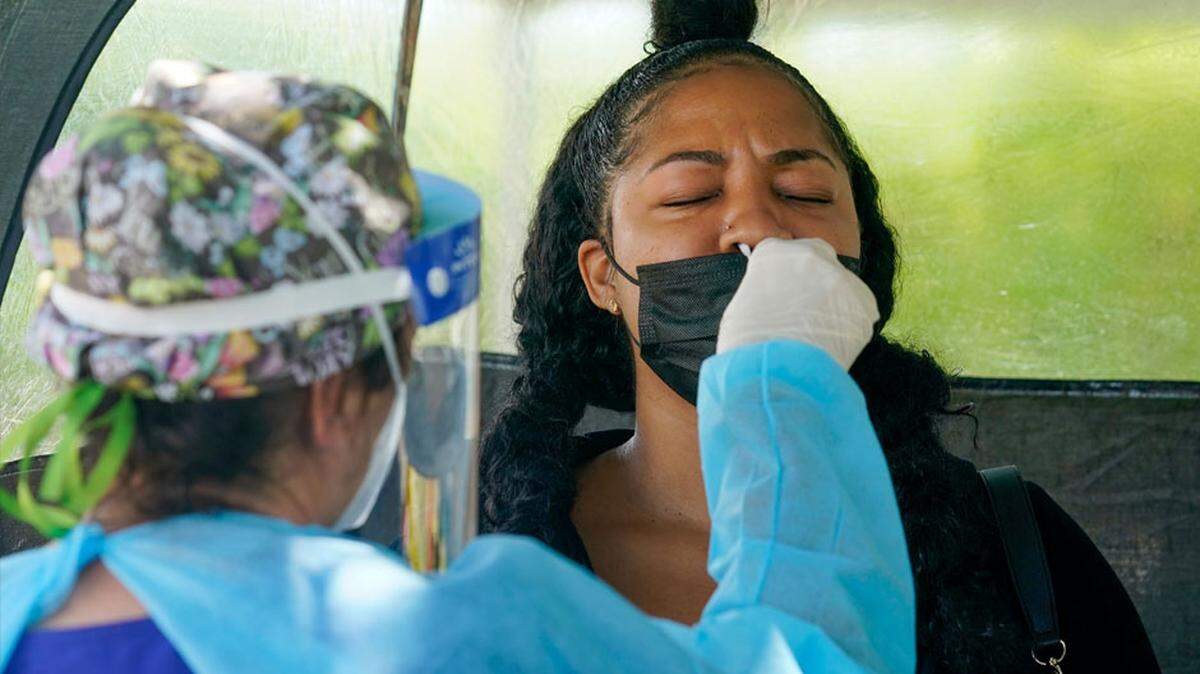 With the arrival of the omicon variant, Miami-Dade County residents are seeking COVID testing by the thousands.