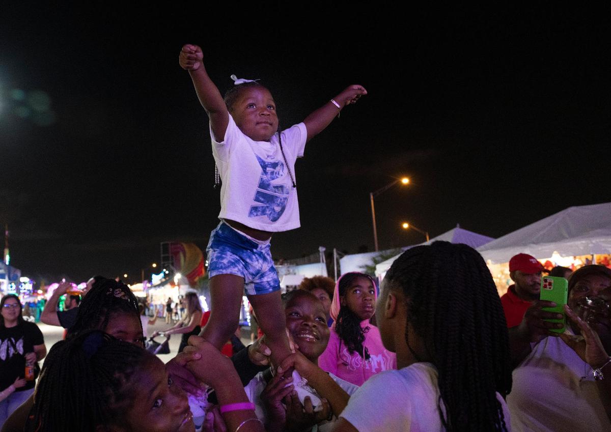 Lyric Johnson, de 2 años, celebra emocionada el encendido del árbol durante la noche de apertura del Santas Enchanted Forest el viernes 11 de noviembre de 2022, en los alrededores de Doral. Alie Skowronski askowronski@miamiherald.com