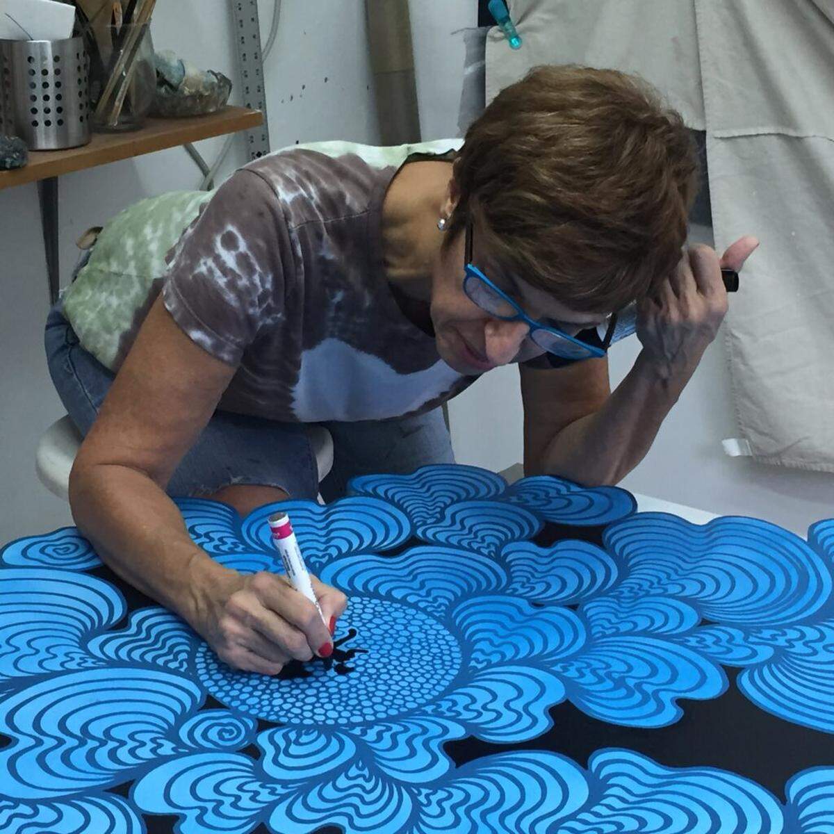 Luisa Mesa trabajando en su estudio, donde sus composiciones se desarrollan a través de un proceso intuitivo guiado por el color y la forma.