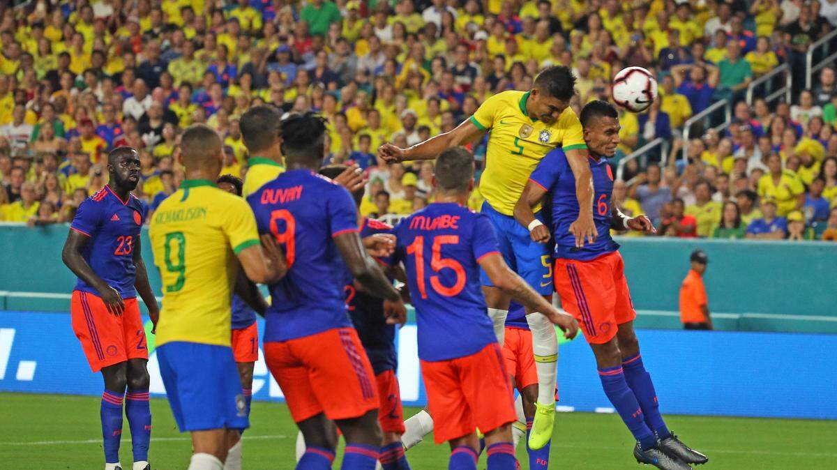 El centrocampista de Brasil Casemiro (5) anota de cabeza el primer gol del partido contra Colombia este viernes 6 de septiembre del 2019 en Miami.